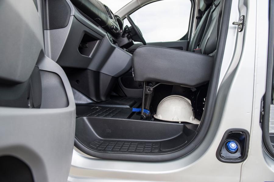 Детали интерьера Peugeot Expert Long 2019 года  (AU) (фото 24 из 38)